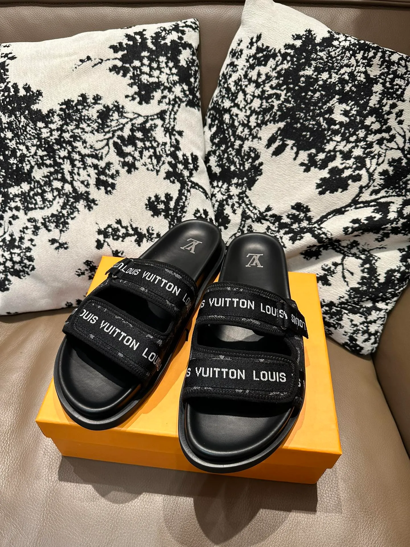 Men's shoes 💰360💰 LV flip flops, cowhide surface, sheepskin lining, size 36-46
